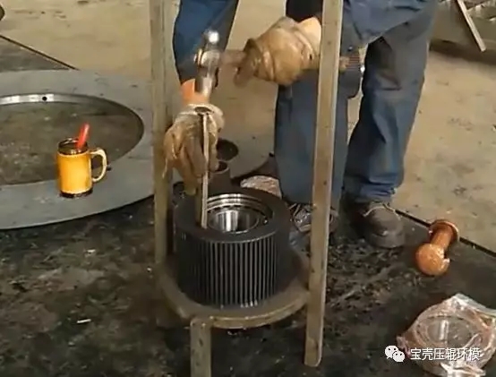 顆粒機(jī)壓輥總成安裝方法圖解